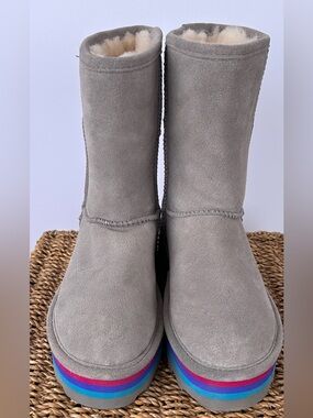 Bearpaw Women’s Retro Elle Short Boot in Gray Fog Rainbow Platform Size 6